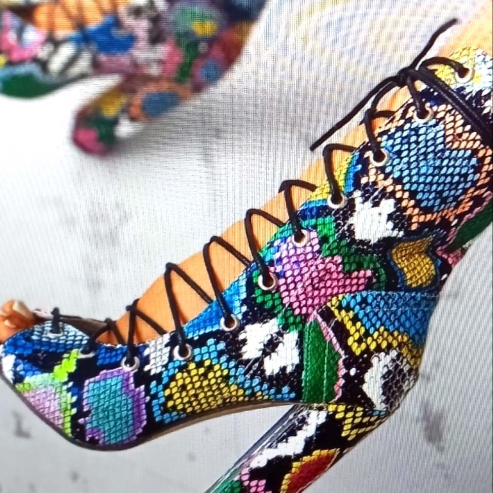 Multicolor snake skin shoe
